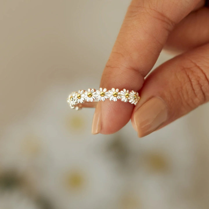 Elegant Ring with Floral Design
